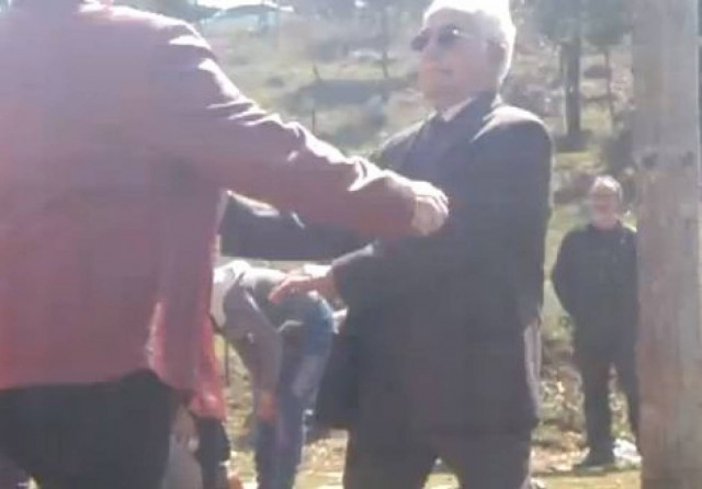 Βίντεο: Έλληνας παππούς χορεύει Psychedelic