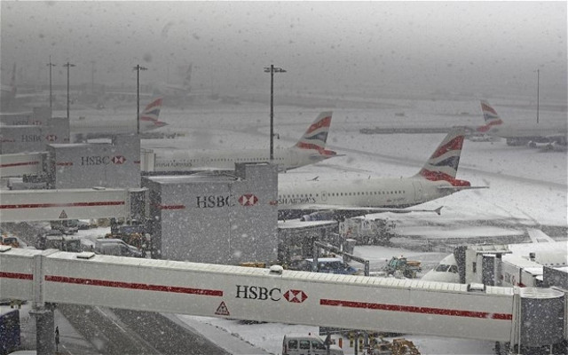 M. Βρετανία: Το χιόνι δημιουργεί προβλήματα στο Χίθροου