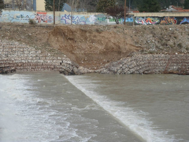 Βίντεο: Υποχώρησε το αντιπλημμυρικό έργο στο Κόσυνθο Ξάνθης