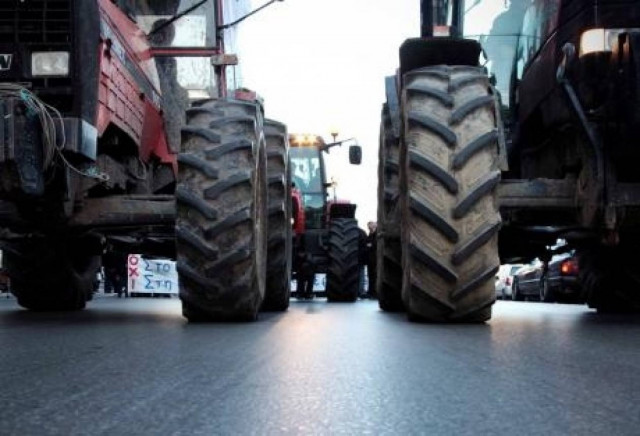 Συμβολική διαμαρτυρία αγροτών έξω από υποκατάστημα της ΔΕΗ