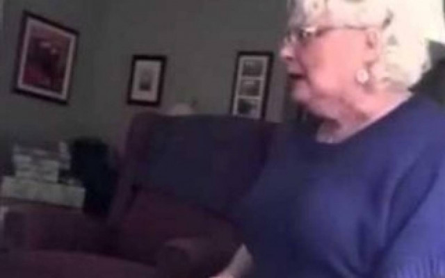 Το βίντεο που θα σας φτιάξει τη μέρα: Μόλις έμαθε ότι θα γίνει γιαγιά