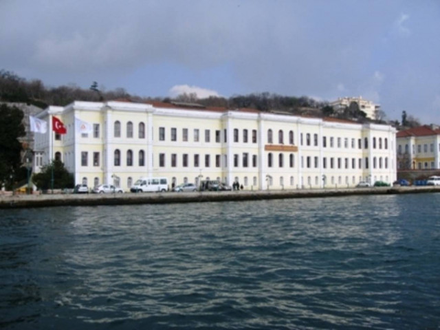 Στις φλόγες ένα από τα ιστορικότερα κτήρια της Κωνσταντινούπολης