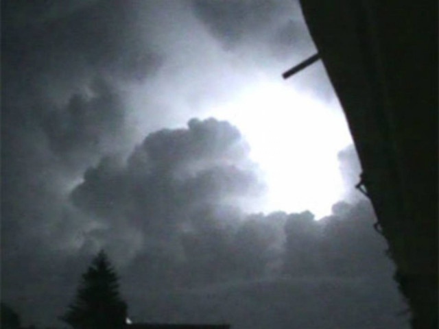 Πρέβεζα: Κεραυνός χτύπησε σπίτι - Ήταν μέσα τρία άτομα