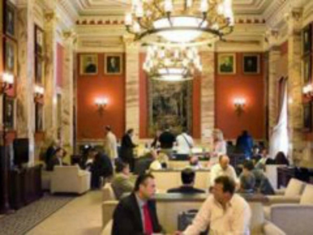 Πόσο λέτε ότι κοστίζει ένας καφές στο κυλικείο της Βουλής;