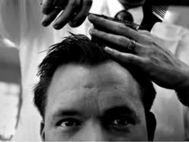 Οι πελάτες «κούρεψαν» τον κουρέα