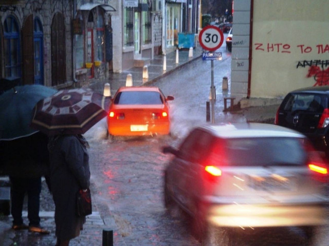 Βίντεο: Η βροχή έφερε πλημμύρες και διακοπές ρεύματος στην Ξάνθη