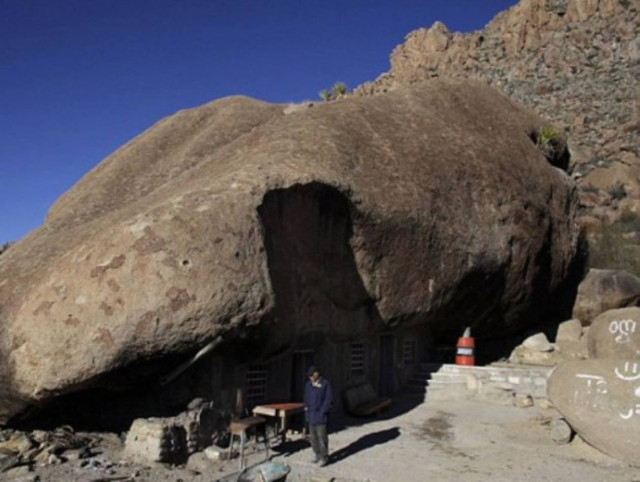 Oικογένεια ζει κάτω από βράχο στην έρημο !(pics)