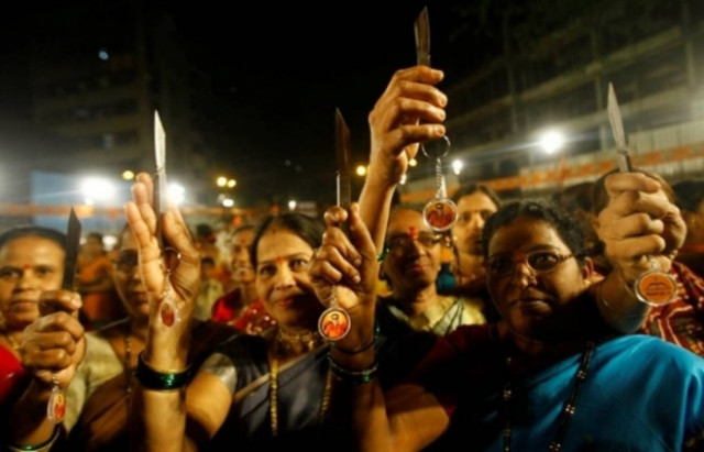 Ακροδεξιό κόμμα μοιράζει μαχαίρια σε γυναίκες για αυτοάμυνα!