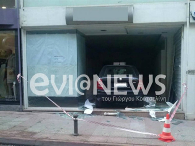 Αυτοκίνητο... μπούκαρε σε βιτρίνα καταστήματος (pics)