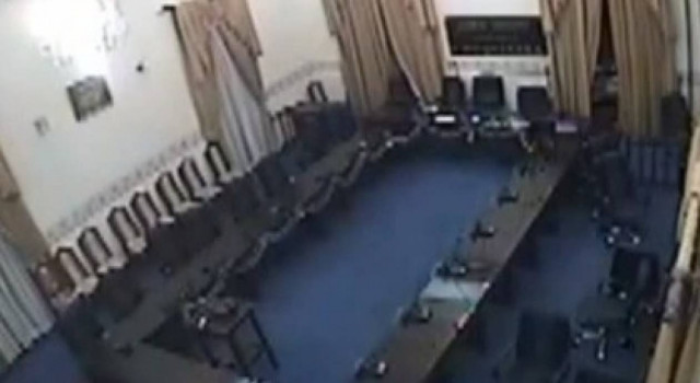 Βίντεο-ΣΟΚ: Βουλευτής επιτίθεται σεξουαλικά σε γυναίκα μέσα στη Βουλή