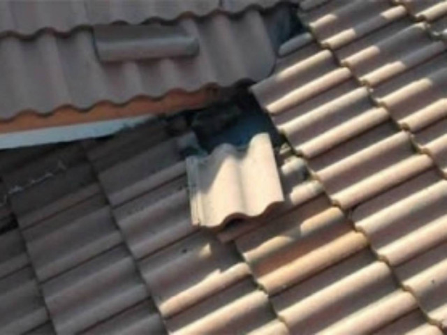 Βίντεο: Δεν θα πιστεύετε τι κρυβόταν κάτω από τα κεραμίδια!