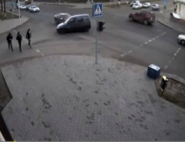 Βίντεο: Είδαν τον χάρο με τα μάτια τους τρεις πεζοί