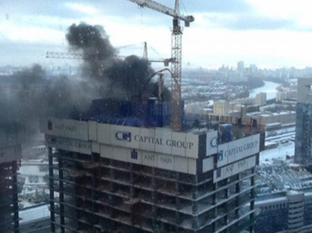 Στις φλόγες ουρανοξύστης στη Μόσχα