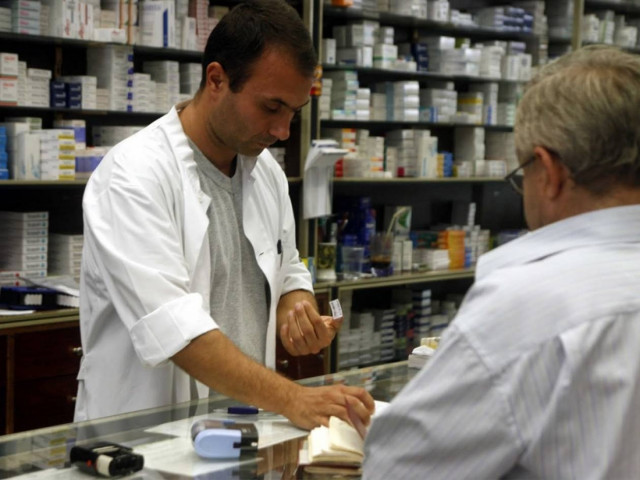 Αδειάζουν τα ράφια των φαρμακείων!