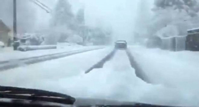 Bόλτα και... χαζό τρακάρισμα στο χιόνι (Video)