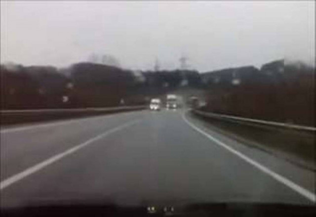 Bίντεο: Γλίτωσε κυριολεκτικά την τελευταία στιγμή!