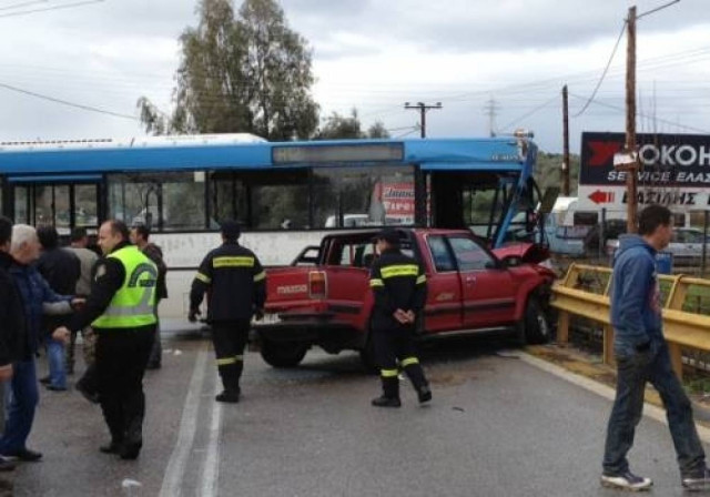 ΣΟΚ: Αγροτικό εμβόλισε αστικό λεωφορείο!