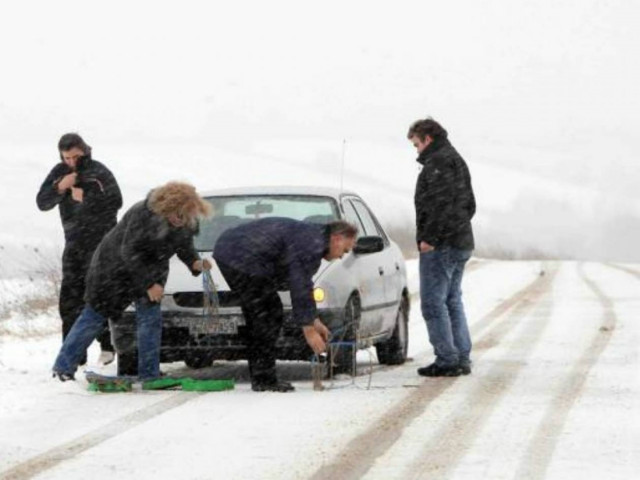 Προβλήματα στους δρόμους λόγω κακοκαιρίας – Πού χρειάζονται αλυσίδες
