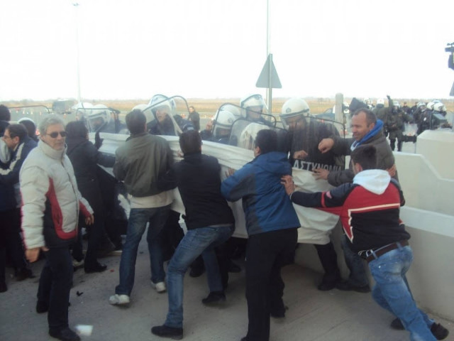 «Χειροπέδες» σε 11 άτομα για τα επεισόδια στα διόδια Αιγινίου