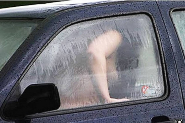 Εύβοια: Παράνομο ζευγάρι πλήρωσε το σεξ στο αυτοκίνητο με... μετάθεση