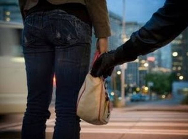 Απίστευτο: Δείτε πόσα χρήματα είχε η τσάντα που έκλεψαν