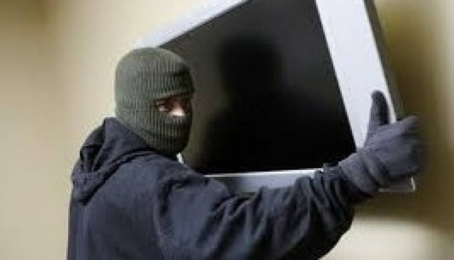 H ληστεία του... αιώνα: Έκλεψε τηλεόραση και τη μετέφερε πεζός