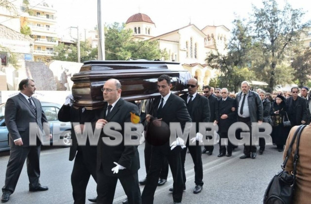 Το «τελευταίο αντίο» στην Ειρήνη Κουμαριανού (pics-vid)