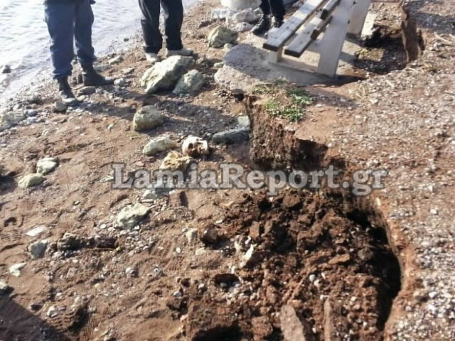 Κάθισε στο παγκάκι και είδε δίπλα του ένα ανθρώπινο κρανίο (pics-vid)