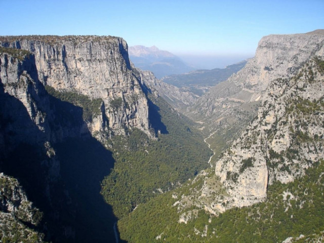 ΤΩΡΑ: Ώρες αγωνίας για ορειβάτη που έπεσε σε χαράδρα