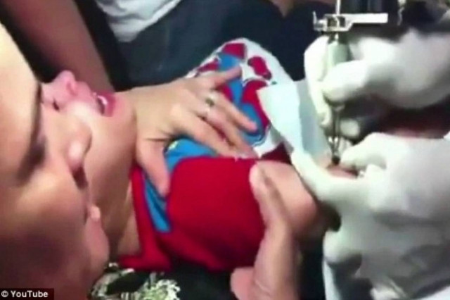 Τραγικοί γονείς: Κάνουν σε 3χρονο παιδί τατουάζ (vid)