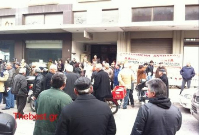 Βίντεο: Διαμαρτυρία για τα ραβασάκια σε όσους δεν πλήρωσαν το χαράτσι