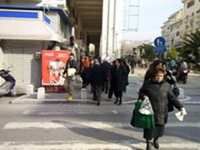 Βίντεο: Δείτε πεζούς να περνούν με κόκκινο και να προκαλούν τροχαία