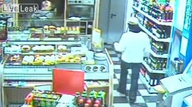 Απίστευτο βίντεο: Πήγε να κλέψει βενζινάδικο και έβαλε τα κλάματα