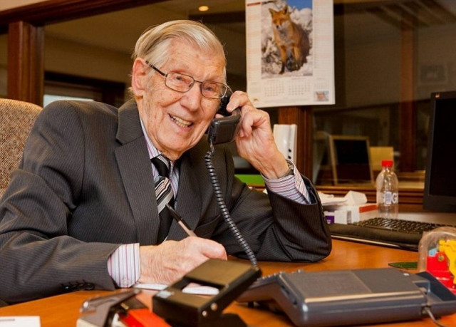 Είναι 100 ετών και πηγαίνει ακόμα στη δουλειά!