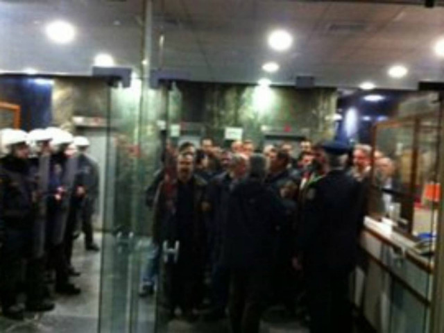 Τρεις τραυματίες έξω από το υπουργείο Απασχόλησης