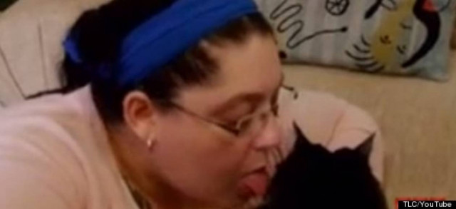 Βίντεο: Γυναίκα είναι εθισμένη στις... τρίχες γάτας!