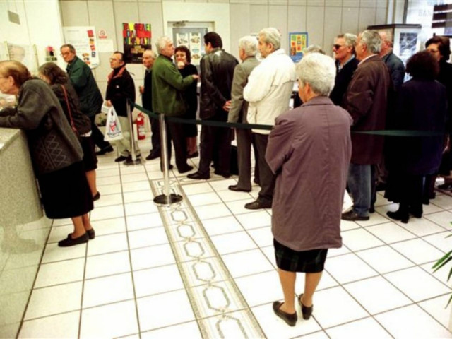 Μεγάλες ουρές στις τράπεζες για την καταβολή των συντάξεων