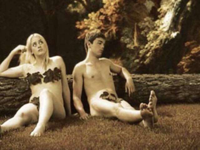 Ο Αδάμ, η Εύα και η Ελλάδα: Η φωτογραφία που σαρώνει