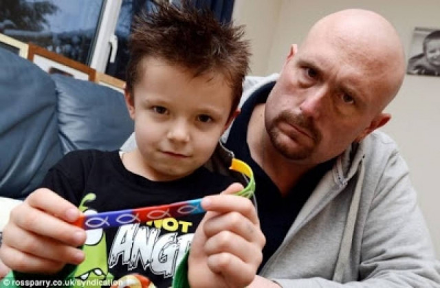 Σχολείο απαγόρευσε σε 6χρονο να φοράει λουράκι με χριστιανικά σύμβολα