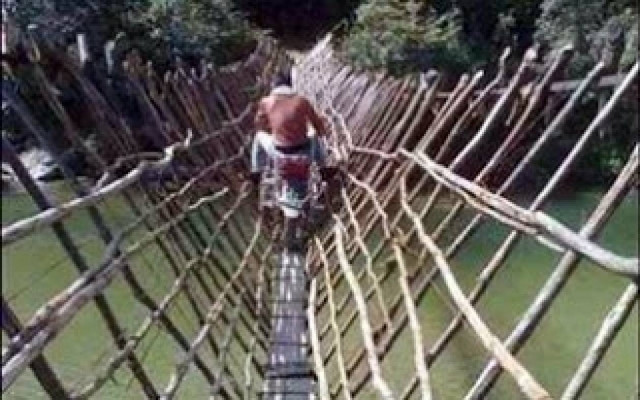 Απίθανες φωτογραφίες: Δεν ξέρουν τι σημαίνει κίνδυνος!