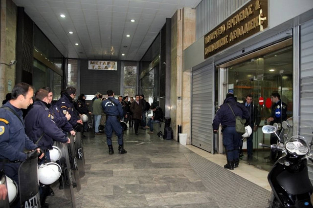 Επεισόδια και προσαγωγές στο υπουργείο Εργασίας