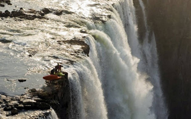 ΔΕΙΤΕ: Στο χείλος του μεγαλύτερου καταρράκτη!