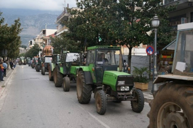 Παραμένουν στο δρόμο οι αγρότες της Αργολίδας