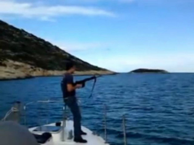 Βίντεο-Ντροπή: Λιμενικός πυροβολεί κατσίκια στην Αλόννησο