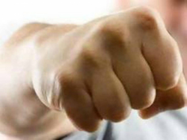 Πύργος: Άγριο ξύλο για μια θέση πάρκινγκ