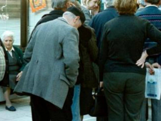 Στο νοσοκομείο συνταξιούχος - Κατέρρευσε στην ουρά για τη σύνταξη