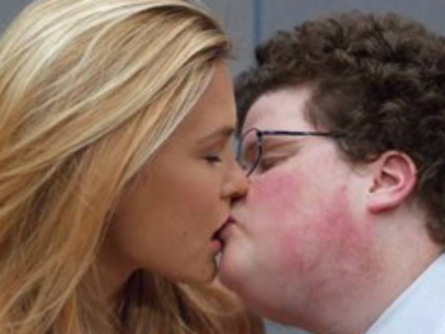 Βίντεο: H Bar Refaeli φιλάει με πάθος έναν κοινό θνητό!