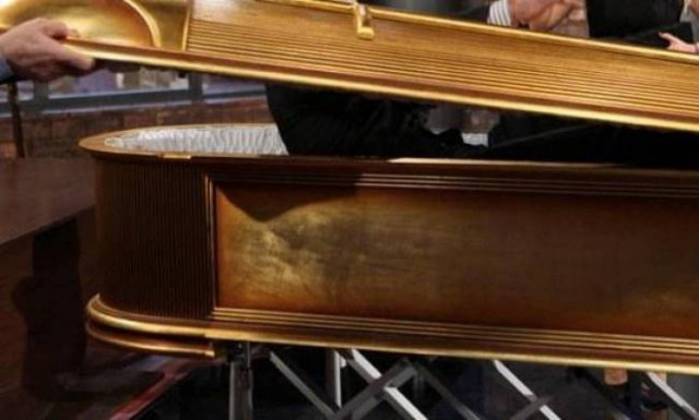 Έπαθε ΣΟΚ όταν άνοιξε το φέρετρο για να αποχαιρετίσει τη γυναίκα του