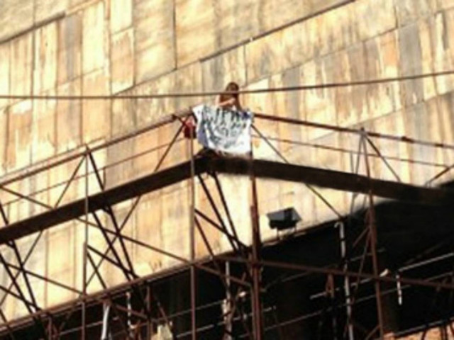 ΕΚΤΑΚΤΟ: Νεαρός απειλεί να πέσει από κτίριο στο κέντρο του Πειραιά