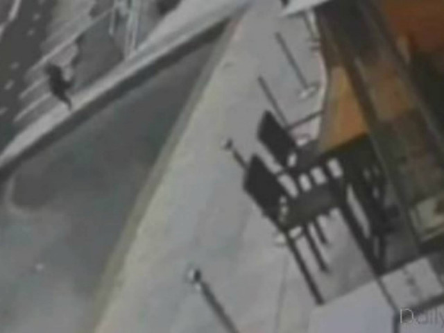 Βίντεο: Έστελνε sms στο φίλο της και έπεσε σε κανάλι με νερό